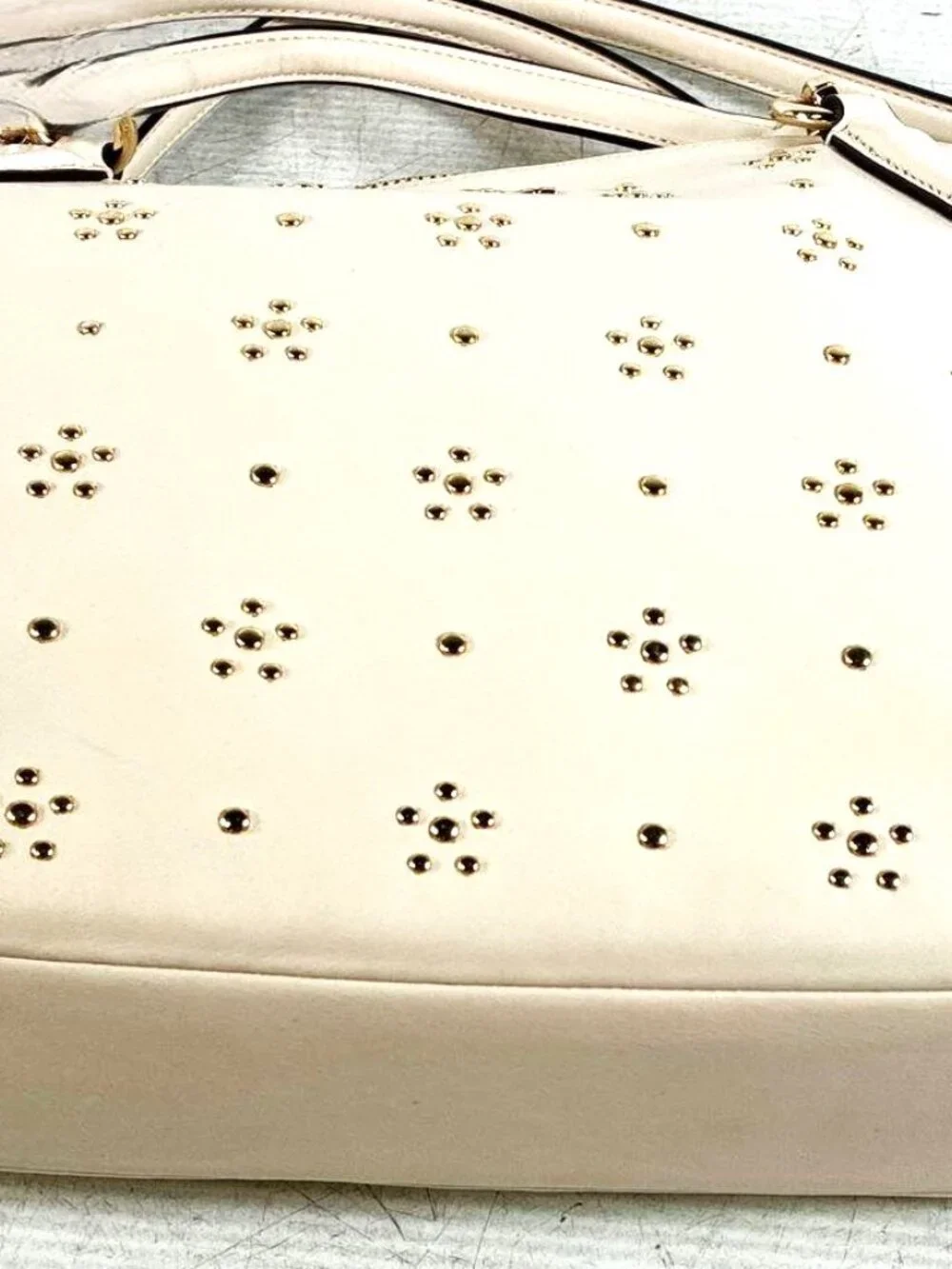 COACH: All over stud small Kelsey Sathel in Calf Leather Ivory with Gold Tone
